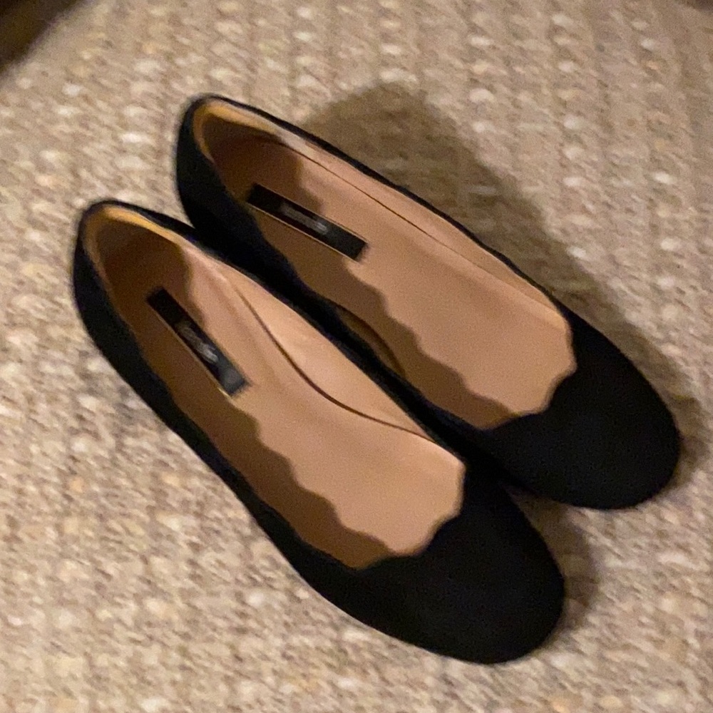 Kensie scalloped navy 2 in. faux suede pumps